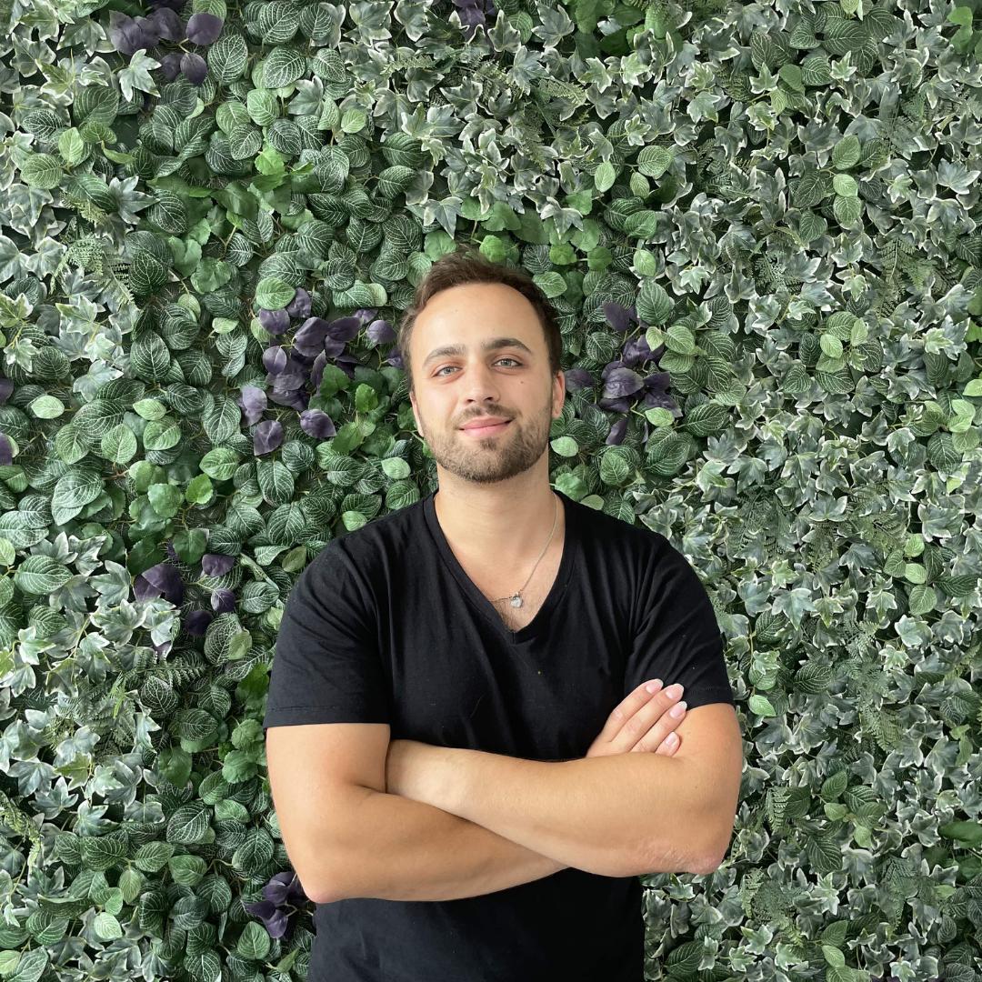 Yuri Bilogor vor grüner Wand
